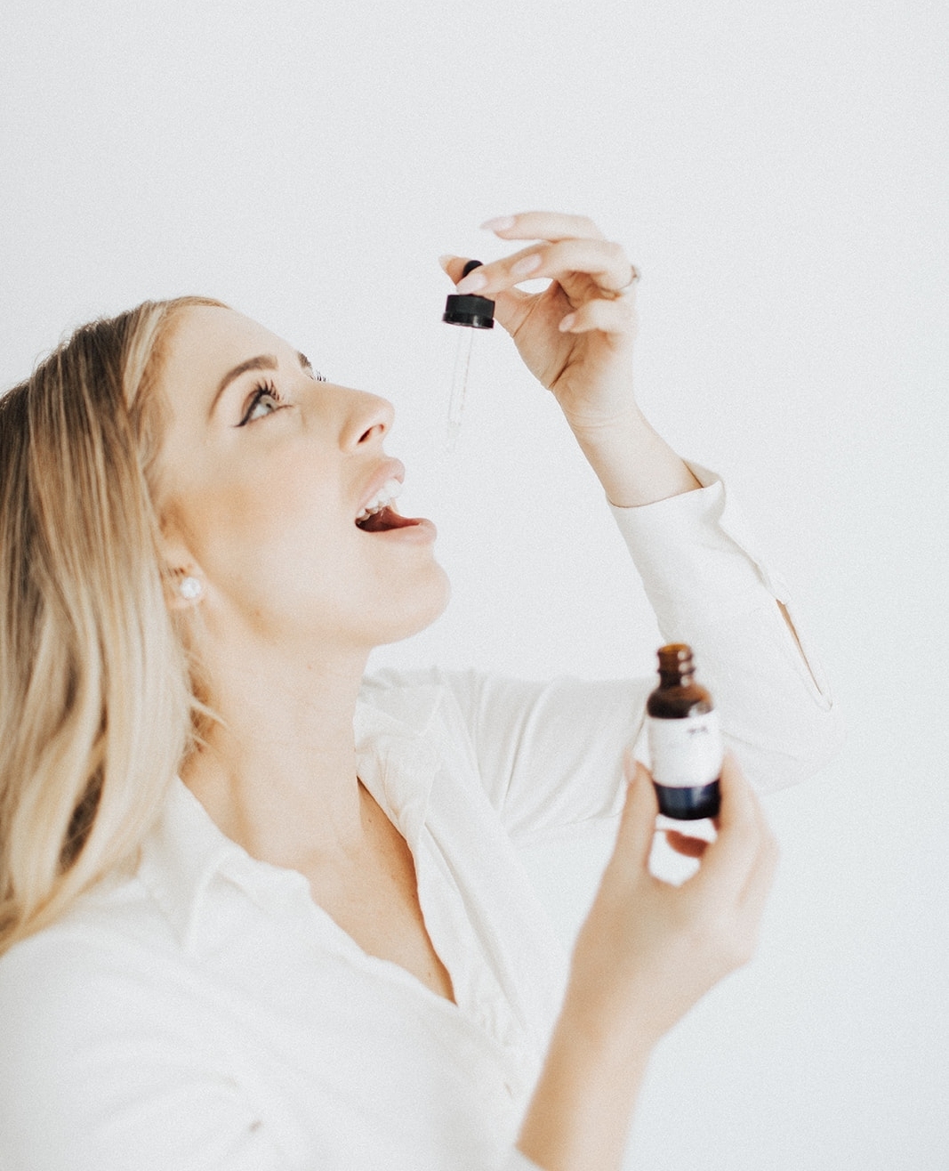 CBD is an over the counter remedy, just like ibuprofen, acetaminophen, or vitamins. You don’t need a prescription or doctor’s approval to enjoy the benefits of CBD. If you’re looking to replace pharmaceutical compounds with a natural alternative, CBD is a safe and easy choice that you’re empowered to make for yourself👏🏼⁠
⁠
📸: @JessLivingPhoto⁠
🤩: @AlexaEGeorge